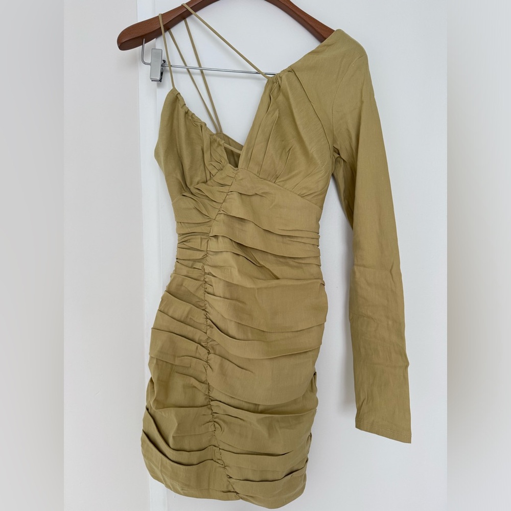 Unusual Zara dress! One sleeve, the second shoulder is open